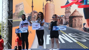 Erciyes'te 17 bin 500 metrekarelik atletizm pistine tartan dökümü başladı