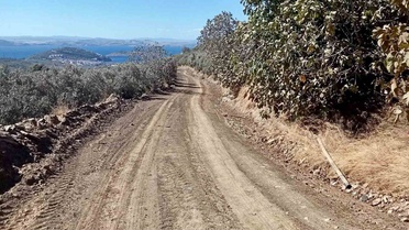Erdek'te zeytin üreticileri için tahrip olan bahçe yolları hasat öncesi onarılıyor