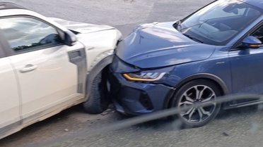 Eskişehir Odunpazarı'nda kavşakta çarpışan iki otomobilin kaza anı kameraya yansıdı