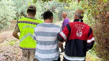İtfaiye ve jandarma, Hatay Samandağ'da mahsur kalan Down sendromlu bireyi kurtardı
