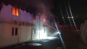 İskenderun'da konteyner yatakhane alevlere teslim oldu, 5 kişi dumandan etkilendi