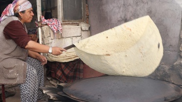 Kahramanmaraş Andırın'da kadınlar kışlık yufka ekmeğini imeceyle sacda pişiriyor