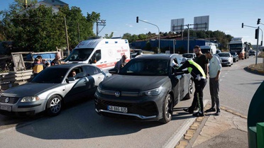 Kastamonu'da kırmızı ışık ihlali kazada 2 yaralı, cip sürücüsünün belgesi alındı