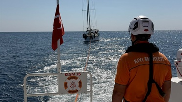 Kıyı Emniyeti, makine arızasıyla sürüklenen teknedeki 4 kişiyi Fethiye'de kurtardı