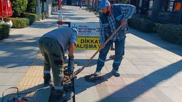 Kocaeli Büyükşehir Belediyesi, İzmit Hürriyet Caddesi ve Sekapark'ta yolları onarıyor