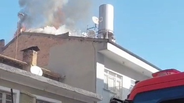 Malatya Battalgazi'de apartman çatısındaki yangın itfaiye müdahalesiyle söndürüldü