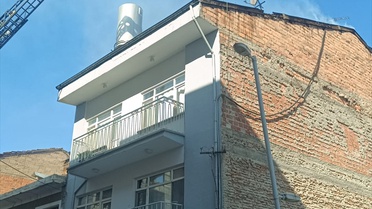 Malatya Battalgazi'de itfaiye, iki katlı binanın çatı yangınını 1 saatte söndürdü