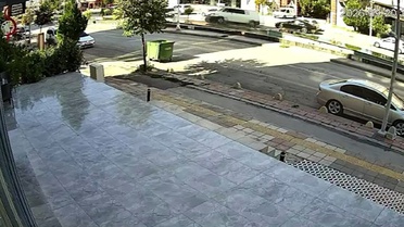 Malatya'da minibüs refüje çarpıp karşı şeride geçti, motokurye hafif yaralandı