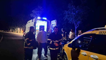 Mardin Artuklu'da reklam panosuna çarpan otomobildeki 3 kişi yaralandı