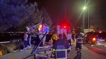 Mardin Artuklu'da reklam panosuna çarpan otomobilde 3 kişi yaralandı