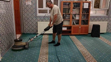 Marmara Adalar Belediyesi cami halılarını yıkayıp kış sezonuna hazırlıyor