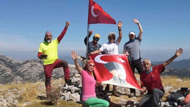 Muğlalı dağcılar 1745 rakımlı Ayıçtu Zirvesi'ne Gaziler Günü için bayrak direği dikti