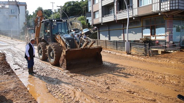 Rize İyidere Belediye Başkanı, 12 araç ve 21 iş yerinin zarar gördüğünü açıkladı