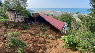 Rize Pazar'da tedbir amaçlı 40 civarı ev boşaltıldı! Çatısı çöken evdeki aile camdan çıkıp kurtuldu
