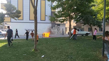 Şanlıurfa'da çocukların ateşe verdikleri koltukla tehlikeli oyunu kamerada