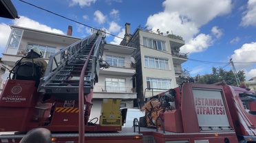 Sarıyer'de çatıdaki yangında kopan parçalar minibüsü hasara uğrattı, yaralanan olmadı