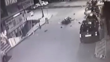 Üsküdar'da motokurye otomobile arkadan çarparak ağır yaralandı, kaza anı görüntülendi