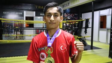 18 yaşındaki muaythaici, Kosova'da altın madalya kazanıp İstiklal Marşı'nı okuttu