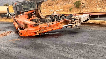 Adıyaman Kahta'da tırın üzerinden düşen paletli kepçe yolu trafiğe kapattı