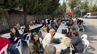 Afyonkarahisar Cumhuriyet Anadolu Lisesi mezunları 40 yıl sonra aynı bahçede buluştu