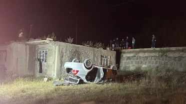 Ağrı'da binanın çatısından şarampole devrilen otomobilin sürücüsü yaralandı