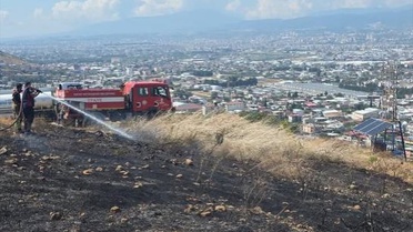Hatay Antakya Narlıca'da otluk alandaki yangını ekipler büyümeden söndürdü