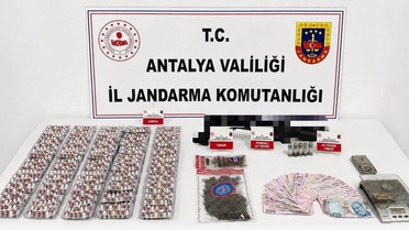 Antalya jandarması 2 şüphelinin evinde 6 kilo 850 gram skunk ele geçirdi