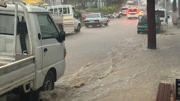 Antalya Elmalı'da aniden bastıran sağanak pazarda su taşkınına yol açtı