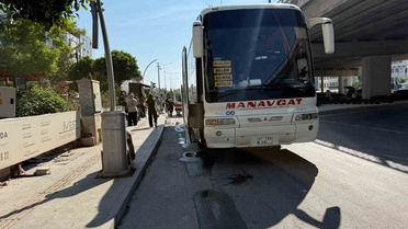 Antalya Serik'te otobüsle çarpışan motosiklet sürücüsü yaralandı, sedyede mesaj attı