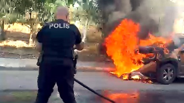 Avcılar'da yanan otomobili yunus polisi önce tüp, ardından su tankeriyle söndürdü