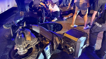 Aydın Efeler'de kamyonet ile motosiklet çarpıştı, 2 kişi yaralandı
