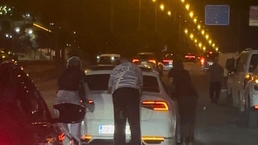 Batman'da patenli 1'i kadın 3 kişi otomobile tutunup trafikte dakikalarca ilerledi