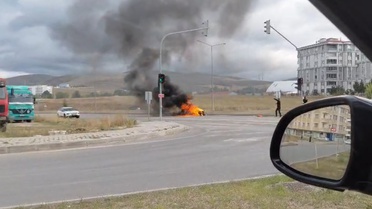 Bayburt'ta seyir halindeki kamyonetin jeneratörü alev alınca yol ortasına indirildi