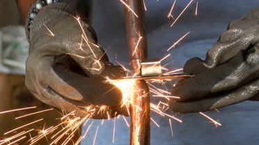 Bursa'da üçüncü kuşak sobacı Oğuzhan Sarıca, Almanya'dan Afganistan'a soba gönderiyor