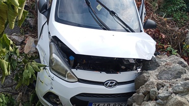 Yalova Çınarcık'ta köprüden dereye düşen otomobildeki yaralıları itfaiye çıkardı