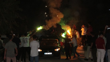 Cizre'de Amed Sportif kutlamasında 3 iş yerinde yangın çıktı, itfaiye eri yaralandı