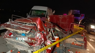 Denizli Acıpayam'da domates kamyonetine çarpan otomobilde 1 kişi öldü, 2 kişi yaralandı