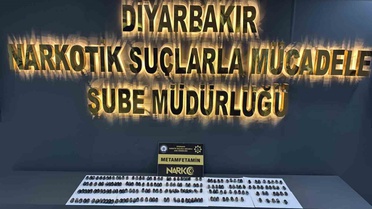 Diyarbakır'da midelerinde 1420 gram metamfetamin taşıyan 2 yabancı tutuklandı