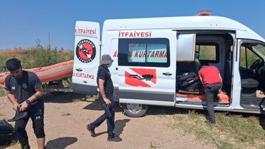 Diyarbakır'da Dicle'de su yükselince mahsur kalan 54 keçi ve oğlağı itfaiye kurtardı