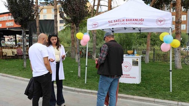 Bayburt'ta İl Sağlık Müdürlüğü stantta ruh sağlığı ve intiharı önlemeyi anlattı