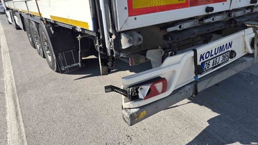 Eskişehir Çevre Yolu'nda hafif ticari araç tırın dorsesine çarptı, sürücü yaralandı