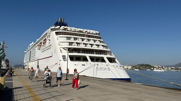 Malta bayraklı Europa 2, Bodrum'a 480 turist ve 365 personelle yanaştı