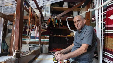 Gaziantep'te 84 yaşındaki kilim ustası Elbir, 3 metrekarelik dükkanda kilim dokuyor
