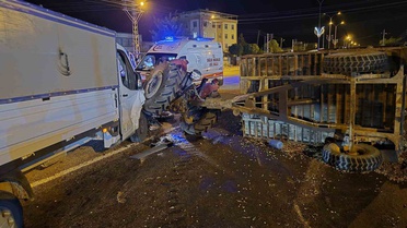Gaziantep Yavuzeli'de kamyonetle çarpışan traktör yan yattı, 3 kişi yaralandı