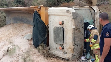 Hatay Belen'de kum yüklü kamyon devrildi, yaralanan sürücü ekiplerce kurtarıldı