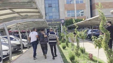 Hatay Payas'ta eşini pompalı tüfekle öldüren şahıs çelik yelekle adliyeye sevk edildi
