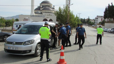 Gaziantep İslahiye'de 26 okul ve yurt çevresinde trafik ve asayiş denetimi yapıldı