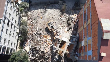 Küçükçekmece'de yıkımda iş makinesi moloz altında kaldı, operatör yara almadı