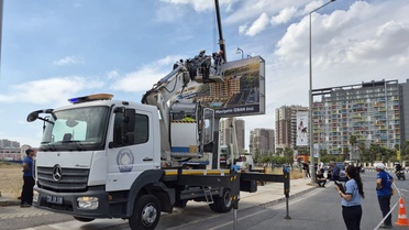 İzmir Büyükşehir Belediyesi, Karşıyaka'daki 20 reklam ünitesinin kaldırıldığını açıkladı