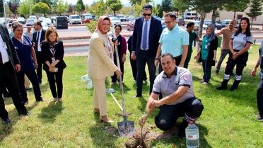 Kayseri Devlet Hastanesi Emel-Mehmet Tarman Kliniği'nde fidanlar toprakla buluştu
